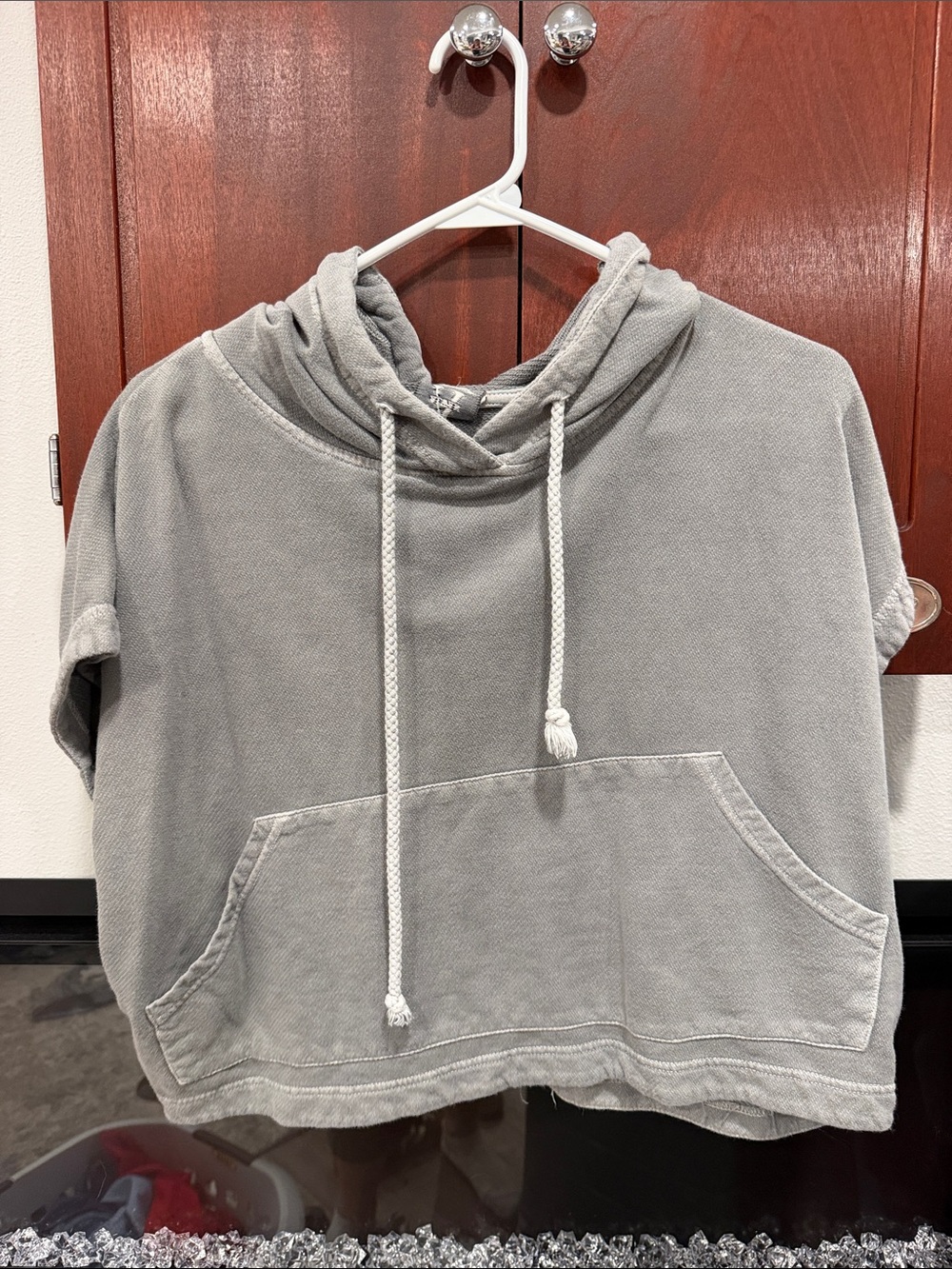 Relaxed Cropped Hoodie in Light Gray